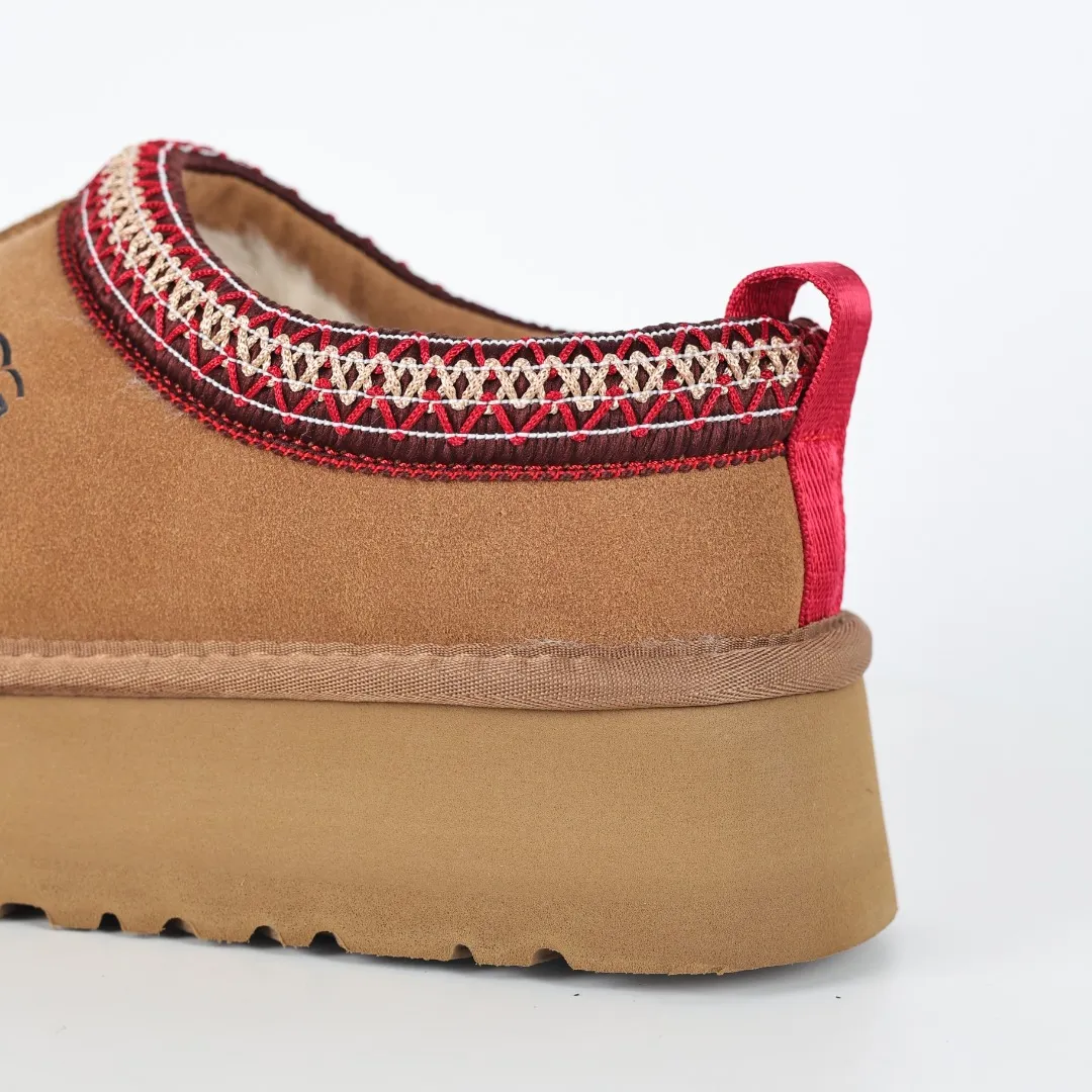 Pick up locally 💰460 The core recommendation is good price E4 UGG Tats series thick model Muller style toe-cap 5CM half slippers Ethnic style autumn and winter snow boots High-quality sheepskin fleece insulation and heat lock Made of TPU molded suede upper material Built-in artificial curly wool plush lining and 10mm UGGPURE™ implanted wool lining and removable UGGPURE™ implanted wool insole Lightweight, non-slip and comfortable rubber outsole with brand logo and trademark. Comes with complete packaging. Size: 35 36 37 38 39 40. It is recommended to choose one size larger.